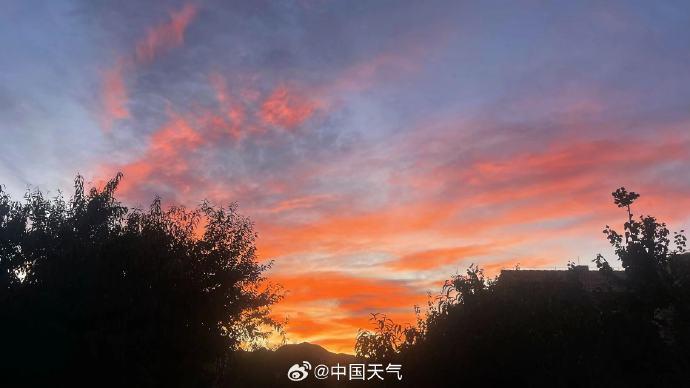 北京深紅色朝霞，壯麗畫卷與背后的故事，北京朝霞壯麗畫卷背后的故事