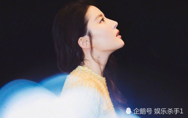 劉亦菲溜肩照片，美，還是爭(zhēng)議？，劉亦菲溜肩照片引發(fā)美與爭(zhēng)議熱議？