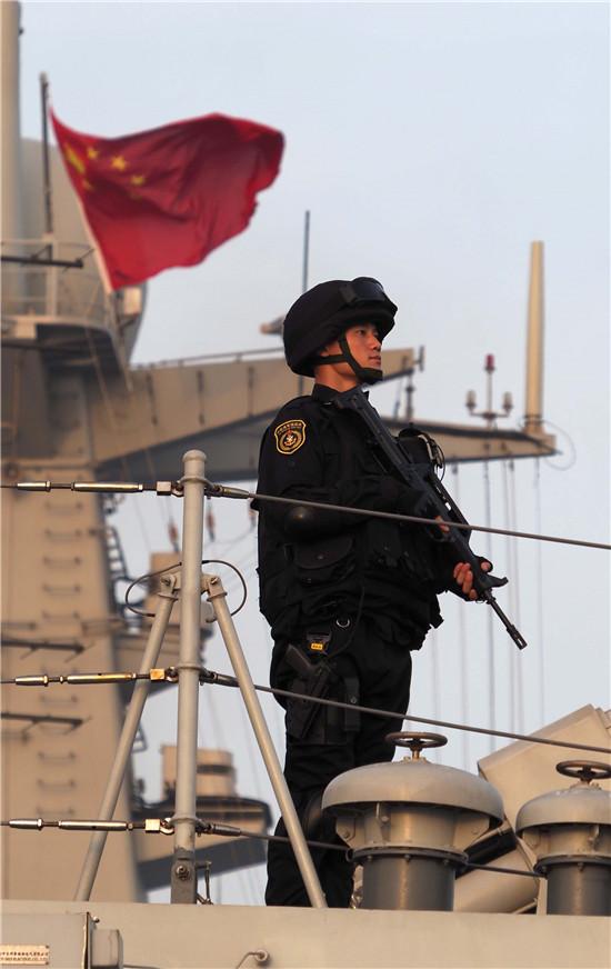 四川艦來(lái)了熱，新時(shí)代海軍力量的澎湃與熱情，四川艦亮相，新時(shí)代海軍力量的澎湃激情與熱情燃燒