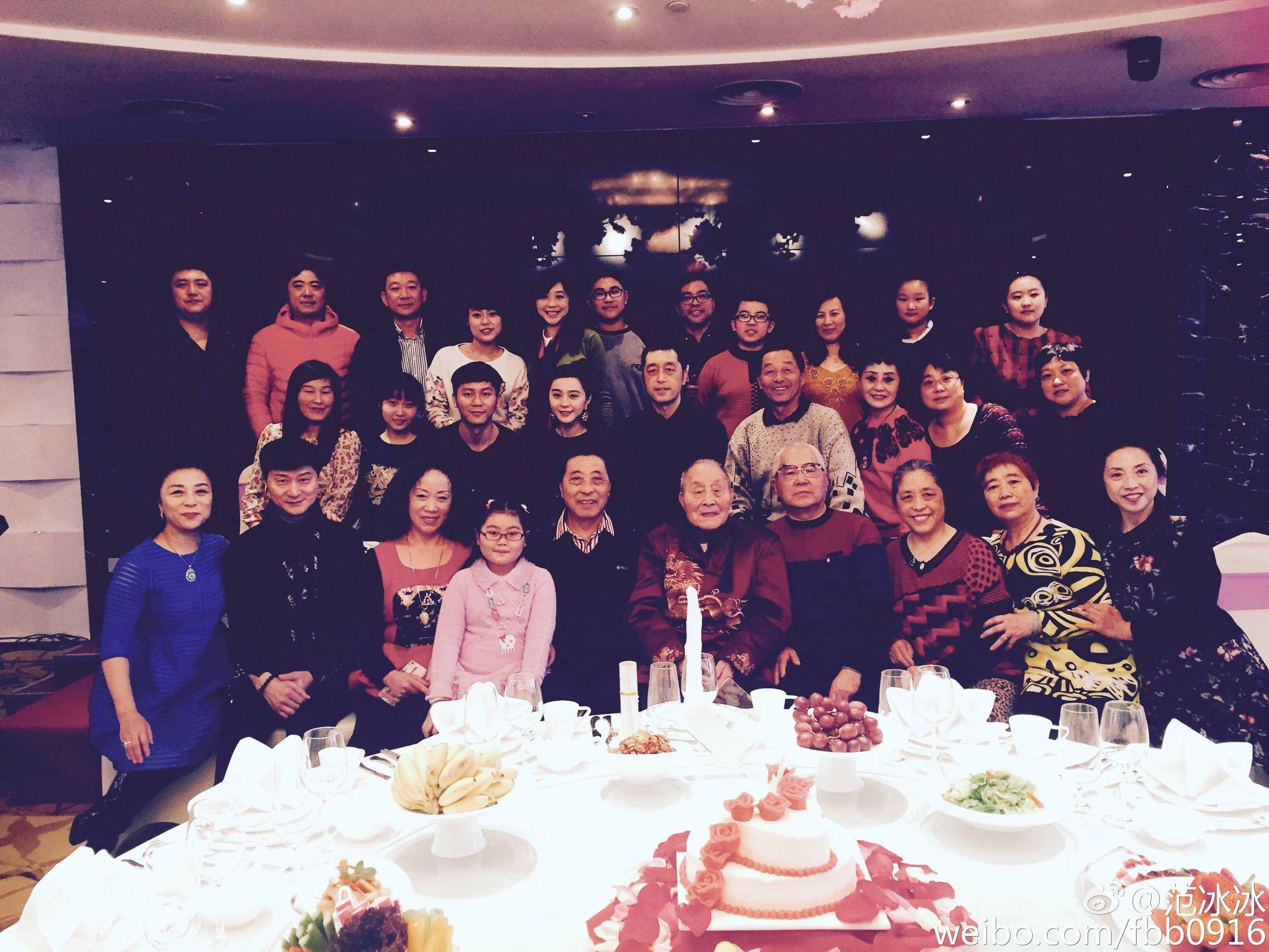 李晨的三口之家全家福，溫馨幸福的家庭畫卷，李晨全家福，三口之家的溫馨畫卷